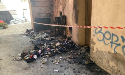 Incendio alla facciata del Municipio: individuata la responsabile, già in passato aveva appiccato fuochi in città