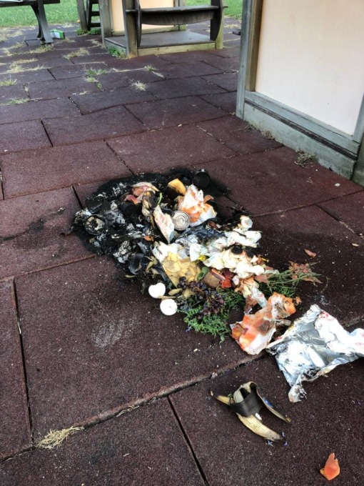 Ragazzini si filmano mentre vandalizzano il parco giochi appena inaugurato di Borgofranco | VIDEO