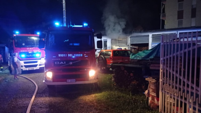 A fuoco legnaia a Ciriè, intervento dei Vigili del fuoco