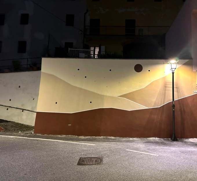 A Cossano l’omaggio alle poesie di Giulia Avetta sui muri della piazza