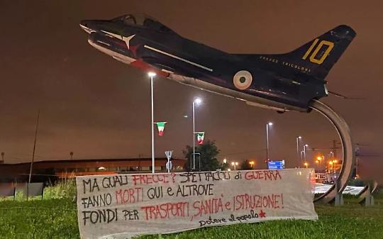 Striscione contro le FrecceTricolori: due giovani denunciati