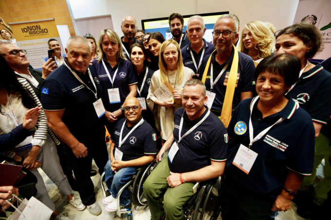 Giorgia Meloni firma la Carta dei Diritti di AISM ad ExpoAid 2023