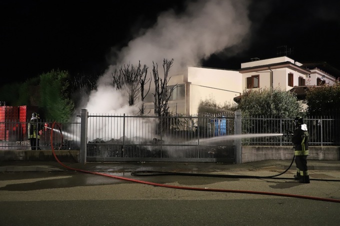 Incendio a Strambino nel cortile di una ditta