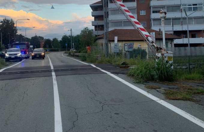 Incidente al passaggio a livello, sbarra tra i cavi elettrici