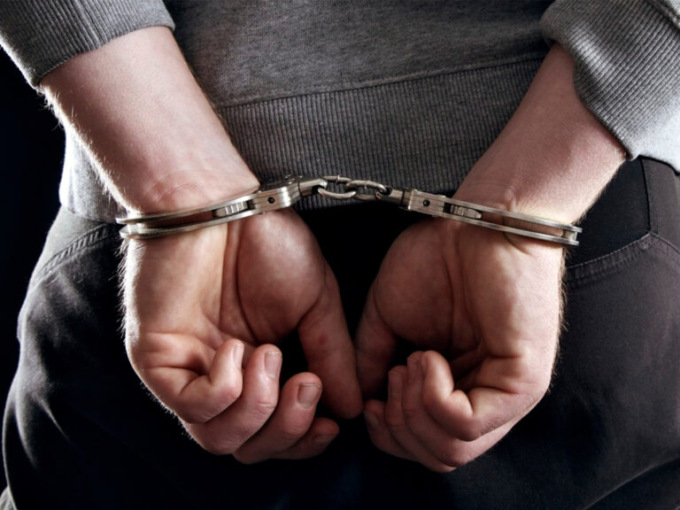 Oppone resistenza alla Polizia di Stato: arrestato