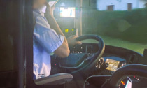 Alla guida del bus mandando messaggi, autista immortalato sulla linea Rivarolo-Ivrea