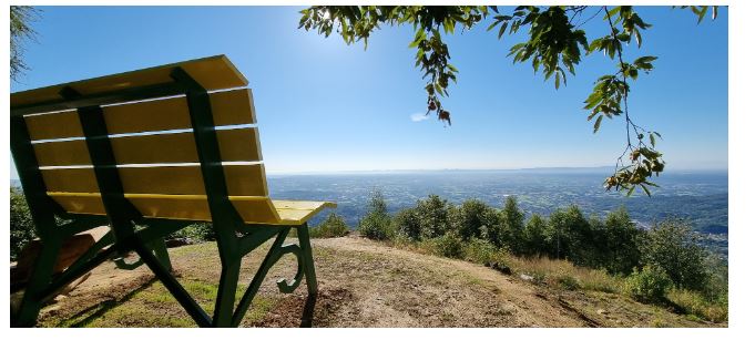 Una nuova panchina gigante con vista sul Canavese