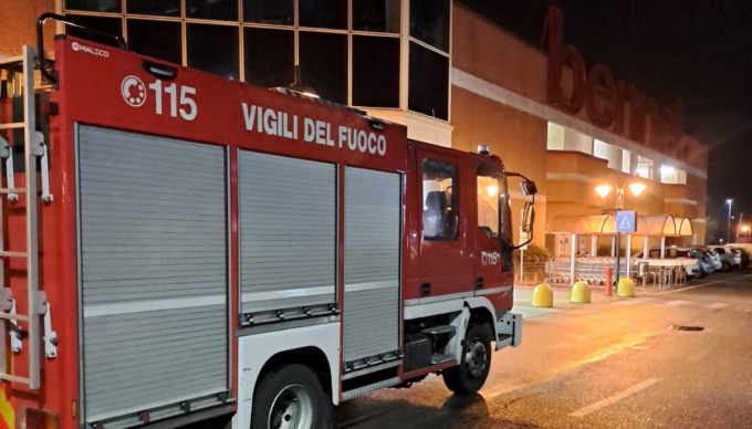 Vigili del fuoco al centro commerciale