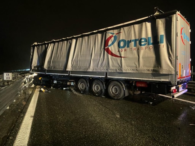 Incidente in autostrada tra Volpiano e San Giorgio: tir di traverso e lunghe code