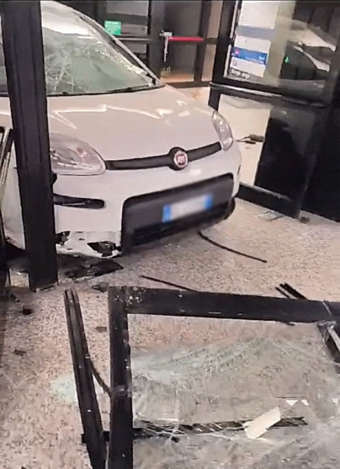 Con l’auto sfonda l’ingresso di Palazzo Uffici