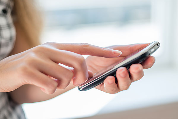 Si torna a scuola con lo zaino in spalla, ma senza cellulare