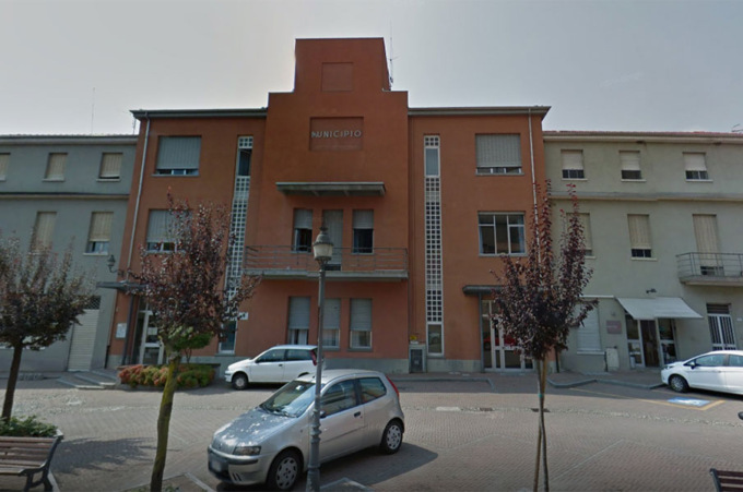 Pavone polemica sulla porta dell’asilo