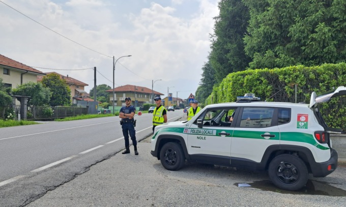 Imbocca la via contromano poi minaccia di bruciare il Comando degli agenti che lo hanno fermato