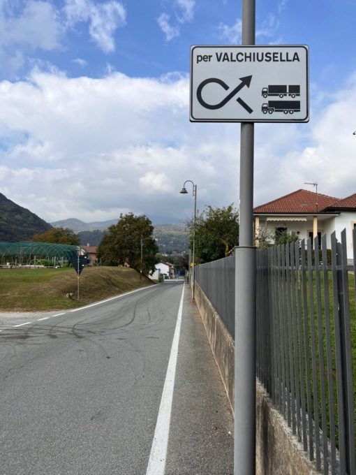 «Giravolta» alla nuova rotonda per i mezzi pesanti in transito. L’esilarante video