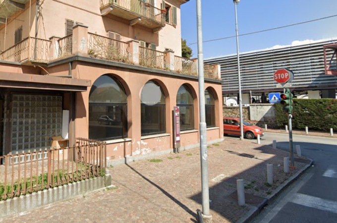 Venditore di rose picchiato al semaforo