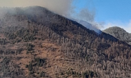 Incendio nelle Valli di Lanzo, alimentato dal forte vento della notte