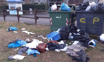 Rifiuti gettati nell'area sosta dei camper a Pont