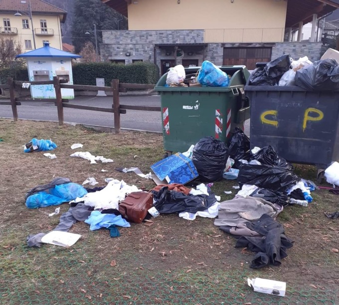 Rifiuti gettati nell’area sosta dei camper a Pont