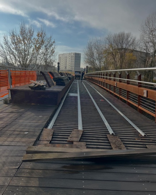 Ponte passerella i lavori di manutenzione