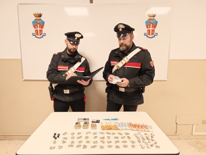 Ivrea spaccio di droga in casa, arrestati padre e figlio