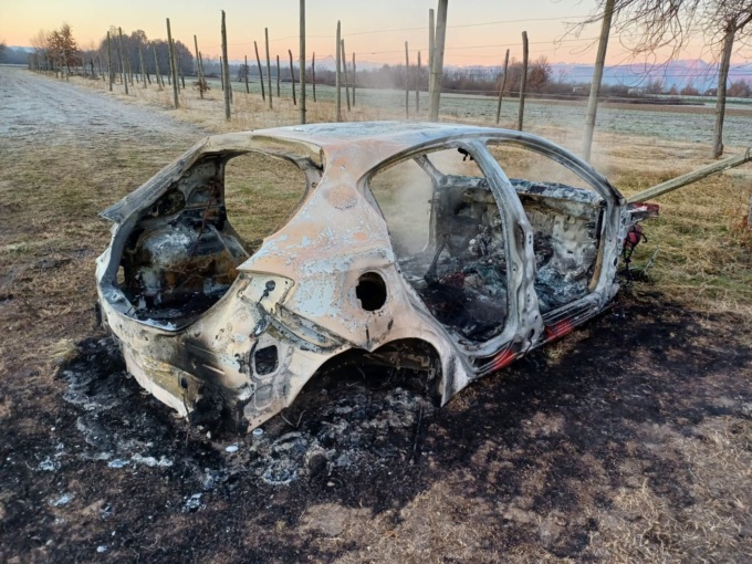 Auto smembrata e data alle fiamme a San Giusto