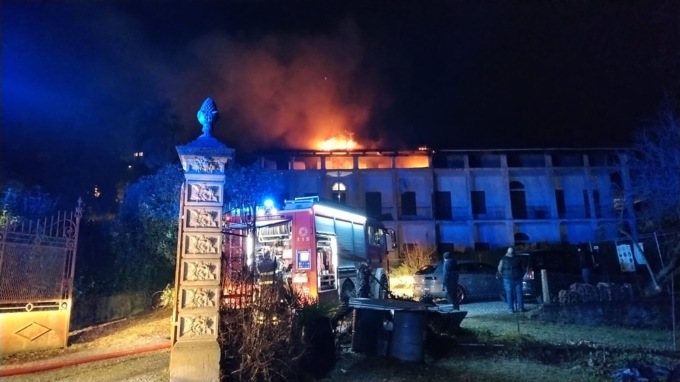 Incendio distrugge appartamento ad Albiano d’Ivrea