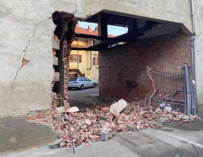 Pullman Gtt sfonda muro di una casa