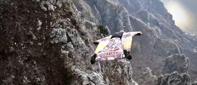 L’ultimo volo di Alessandro Fiorito, morto durante un volo con la tuta alare
