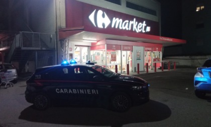 Tentata rapina in un market di Ivrea, la cassiera fa scappare il malvivente