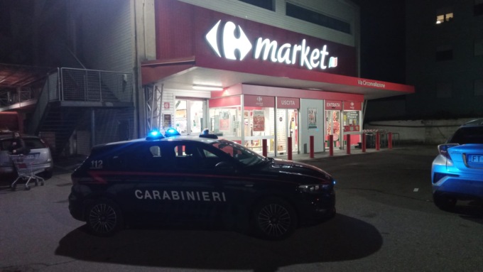 Tentata rapina in un market di Ivrea, la cassiera fa scappare il malvivente