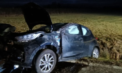 Incidente a San Benigno, auto finisce fuori strada