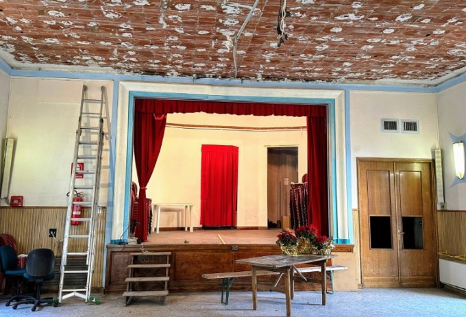 L’appello di Padre Stefano: «Doniamo nuova vita al salone del nostro Oratorio»