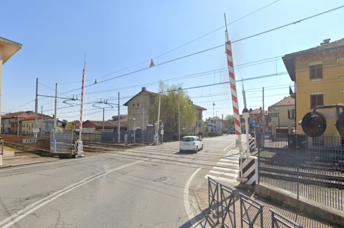 Riapre la ferrovia Torino-Ceres tornano le code ai passaggi a livello, M5S: “Velocizzare l’iter per il sottopasso”