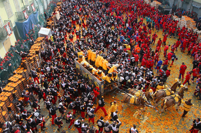 Storico Carnevale di Ivrea: al via la battaglia delle arance