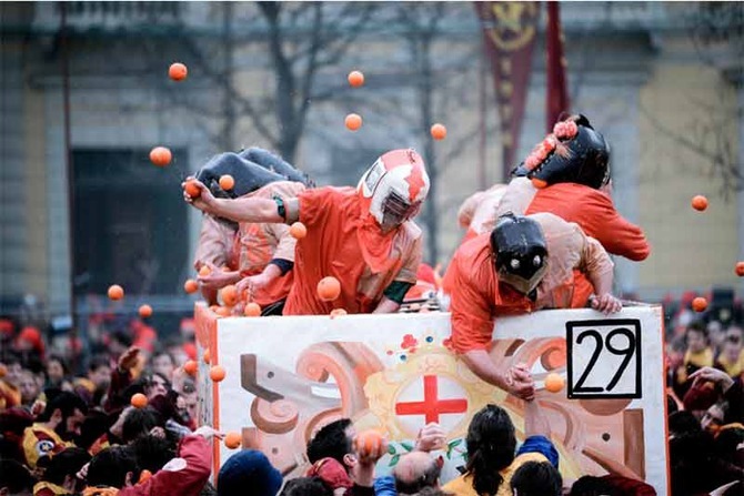 Storico Carnevale di Ivrea 2025: regole chiare per la Battaglia delle Arance