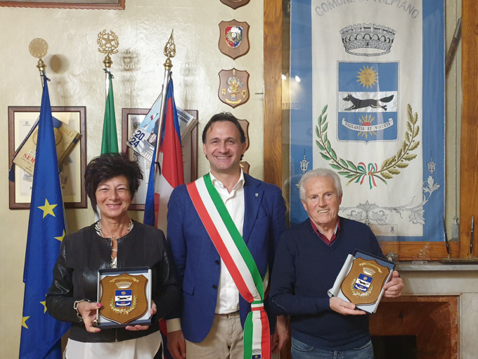 Festeggiati in Comune Rita Traversin e Michele Giannetta, storici commercianti di Volpiano