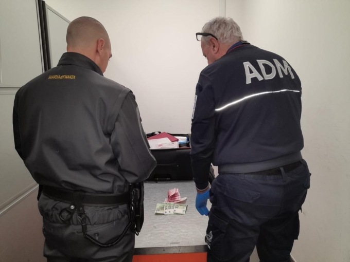 Aeroporto di Caselle, nei bagagli trovati 4,5 milioni di euro non dichiarati
