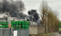 Incendio in un'azienda a Leini, coltre di fumo sulla città