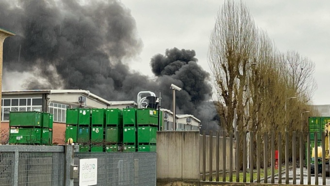 Incendio in un’azienda a Leini, coltre di fumo sulla città