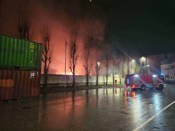 Incendio alla Transistor, si lavora ancora per domare le fiamme