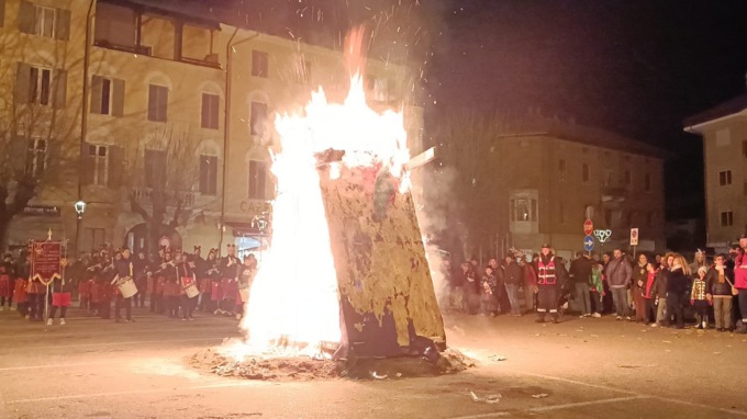 Il rogo del Pignatun chiude il 70° Carnevale di Castellamonte VIDEO