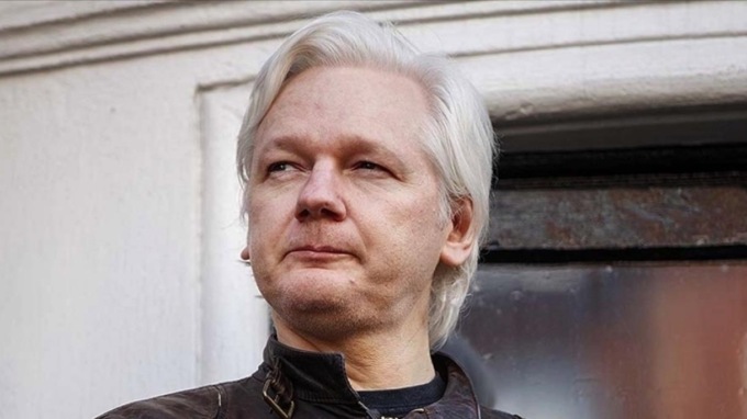 Julian Assange Ivrea vuole conferirgli la cittadinanza onoraria