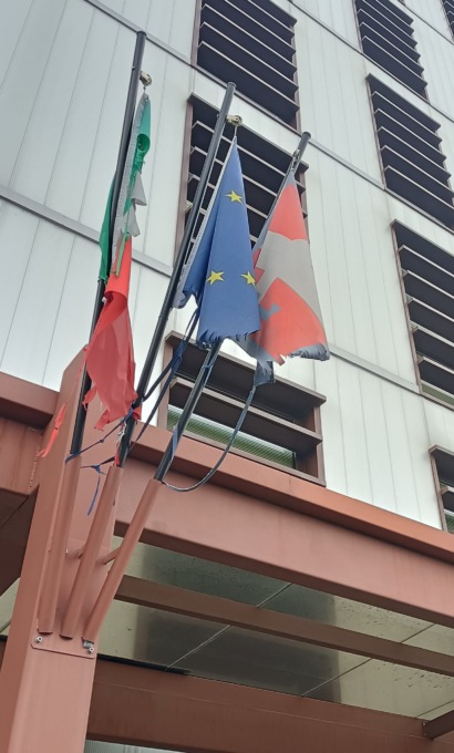Ivrea Patrimonio Unesco… ma le bandiere di Italia, Europa e Città sono a brandelli