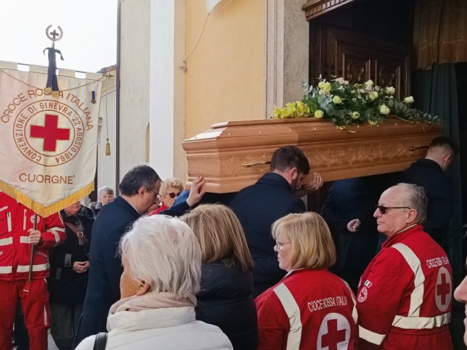 Il feretro «scortato» da un’ambulanza per l’ultimo saluto a Franco Giorgis