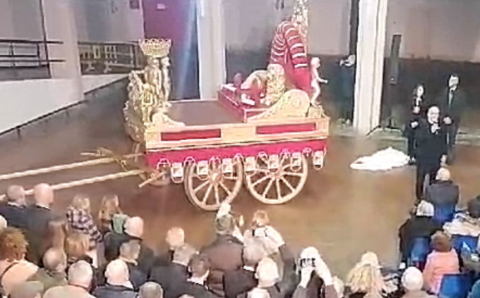 Storico Carnevale di Ivrea 2024, presentato il nuovo Cocchio della Mugnaia