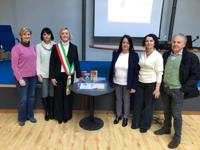 Una teca per custodire la dedica di Primo Levi alla biblioteca civica