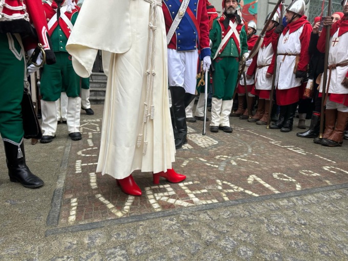 Scarpette rosse per la Mugnaia, anche Violetta indossa il simbolo della battaglia contro i maltrattamenti e i femminicidi
