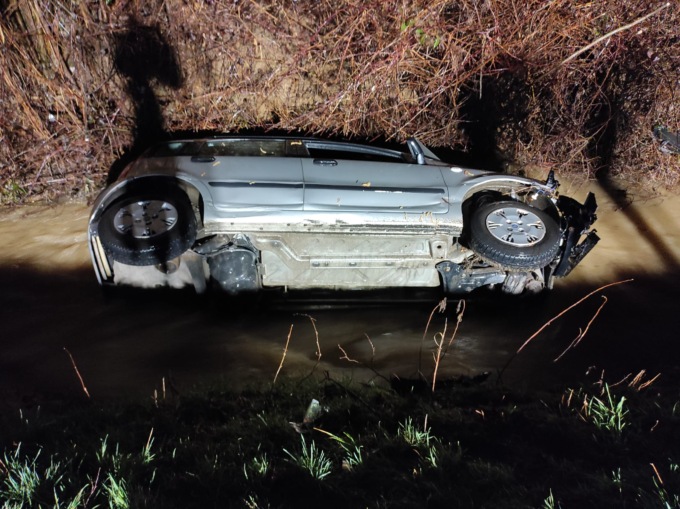 Escono di strada con l’auto e finiscono nella roggia, quattro ragazze in ospedale