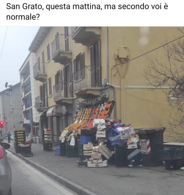 Frutta e verdura sui marciapiedi, tra lo smog