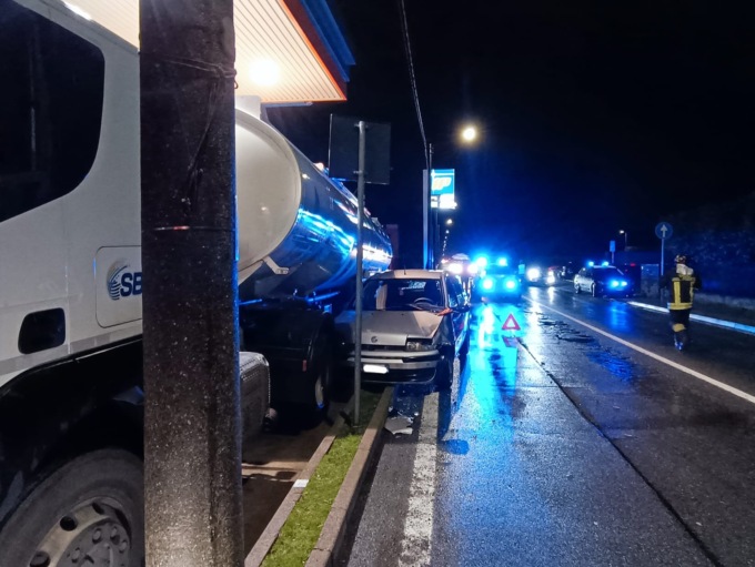 Incidente a Rivarolo, coinvolte due vetture e un camion cisterna